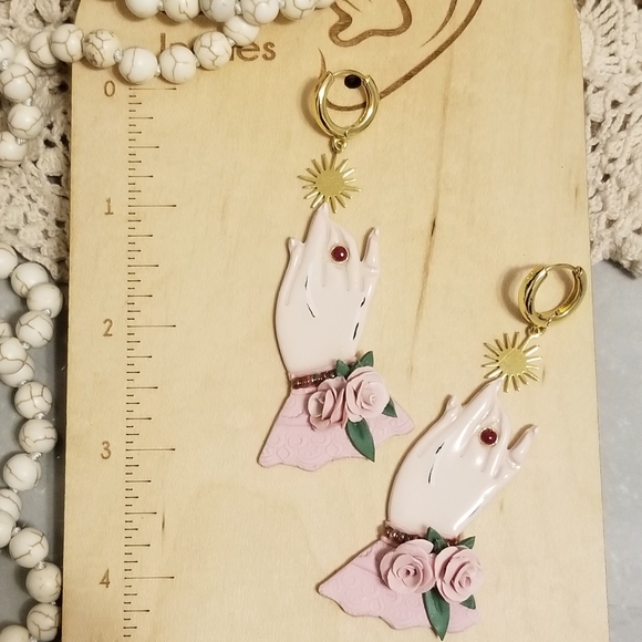 Victorian gloved hands - Picture 2 of 4